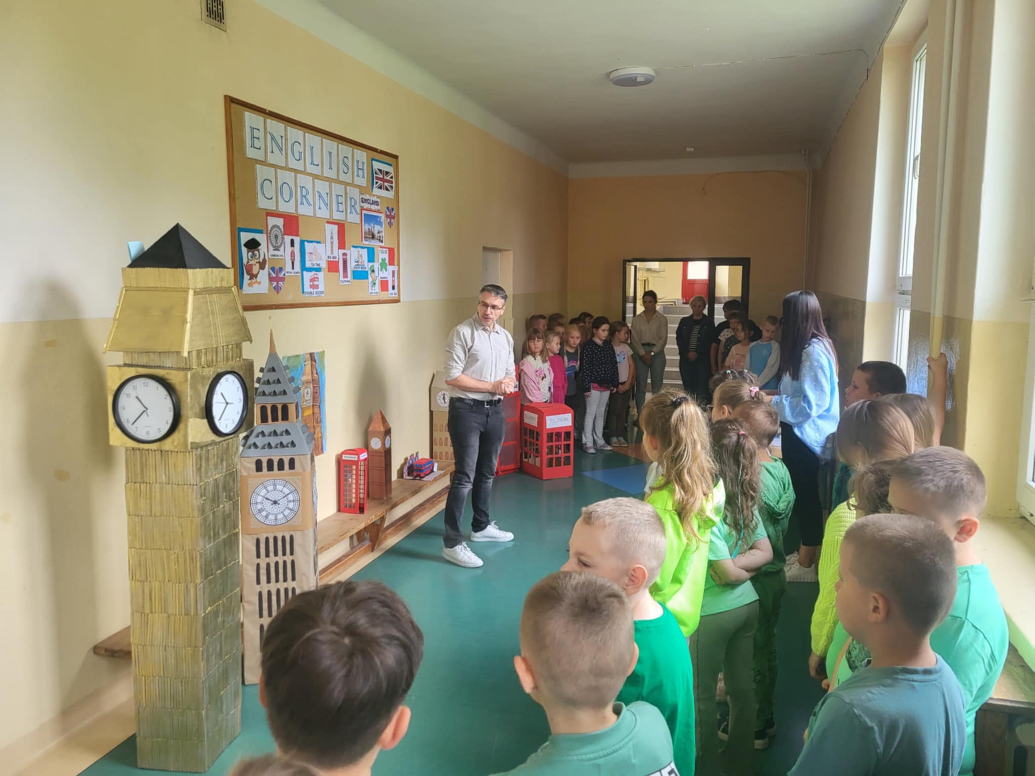 Pan wicedyrektor omawia prace uczniów.