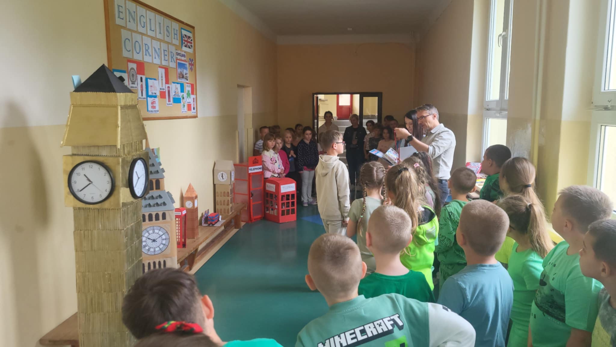 Uczniowie otrzymują nagrody za udział w konkursie.