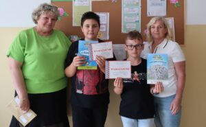 Wyróżnieni uczniowie pozują do zdjęcia wraz z opiekunkami - nauczycielkami matematyki