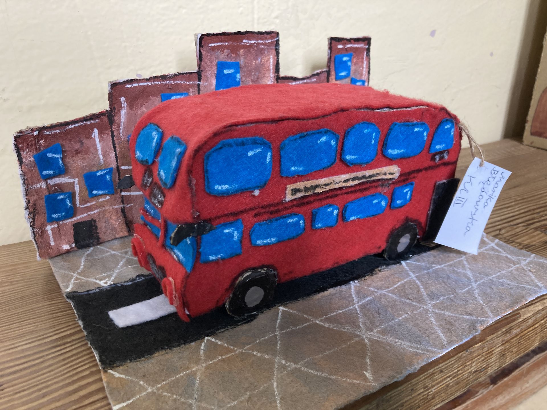Model Londyńskiego autobusu wykonany z kartonu i filcu 