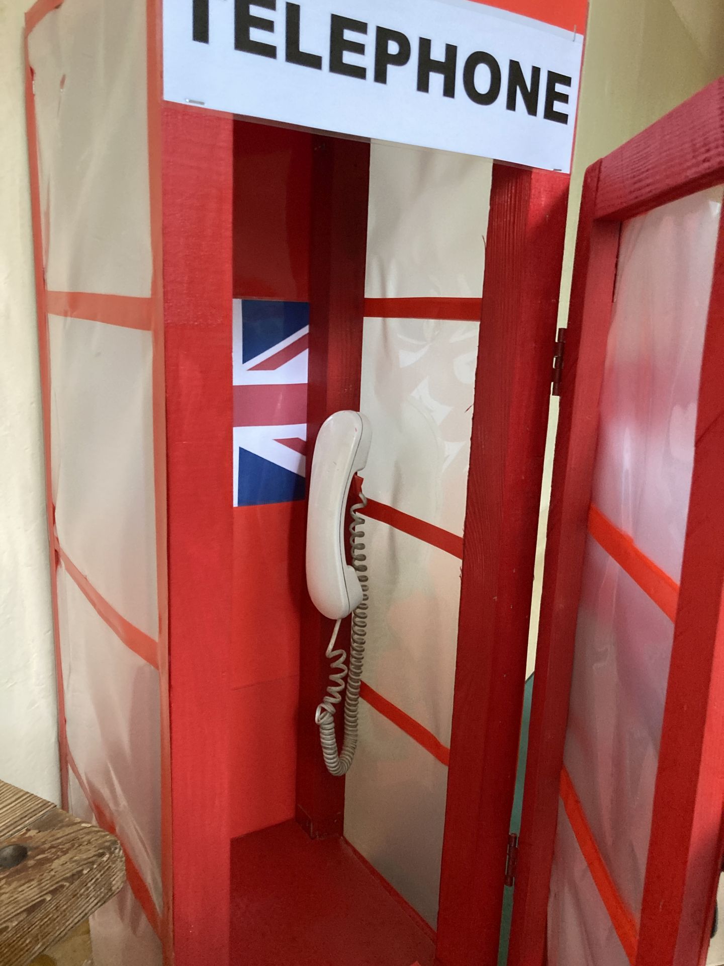 Duża czerwona budka telefoniczna