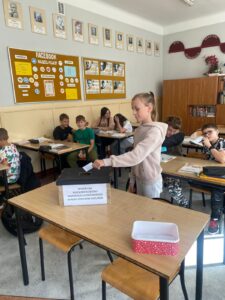 Uczniowie w czasie wyborów.