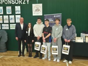 Zwycięzcy turnieju FIFA EA FC26 pozują do zdjęcia