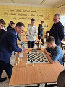 Uczeń naszej szkoły, Filip rozgrywa partię szachów z panem Dariuszem Leśkiewiczem