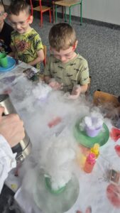 Przedszkolaki uczestniczą w eksperymentach z suchym lodem