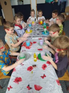 Przedszkolaki uczestniczą w eksperymentach z suchym lodem