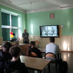 Pan Marcin Sołtysiak podczas wykładu dla uczniów klas 7 i 8