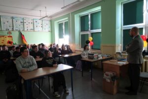 Pan Marcin Sołtysiak podczas wykładu dla uczniów klas 7 i 8