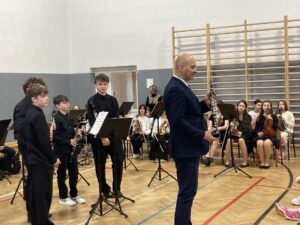 Pan Dyrektor Szkoły Muzycznej prezentuje klarnet.