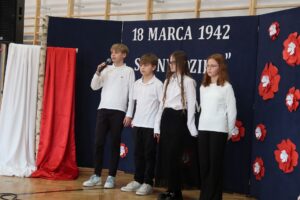 Uczniowie podczas akademii