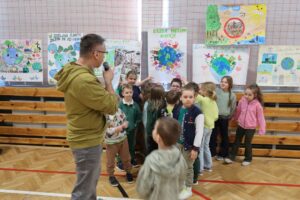 Oddział przedszkolny przy swoim plakacie