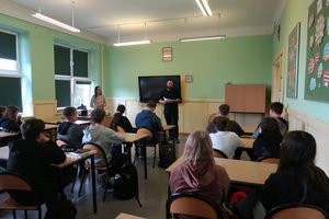 Uczniowie klasy VIII podczas zajęć z dziennikarzami