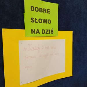 Zdjęcie przedstawiające fragment tablicy tematycznej "Dobre słowo na dziś".