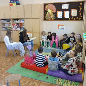 Uczennice klasy ósmej czytają najmłodszym.